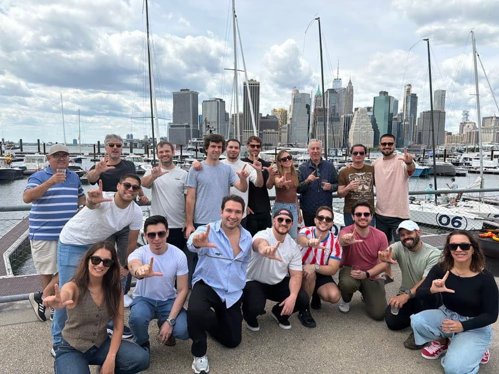 La cohorte de LAN V4 frente al skyline de Lower Manhattan en Nueva York