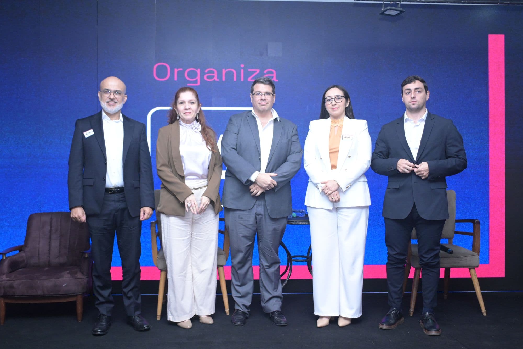 Equipo organizador del Paraguay Tech Fest en el escenario con los logos de LAN Accelerator y BID Lab