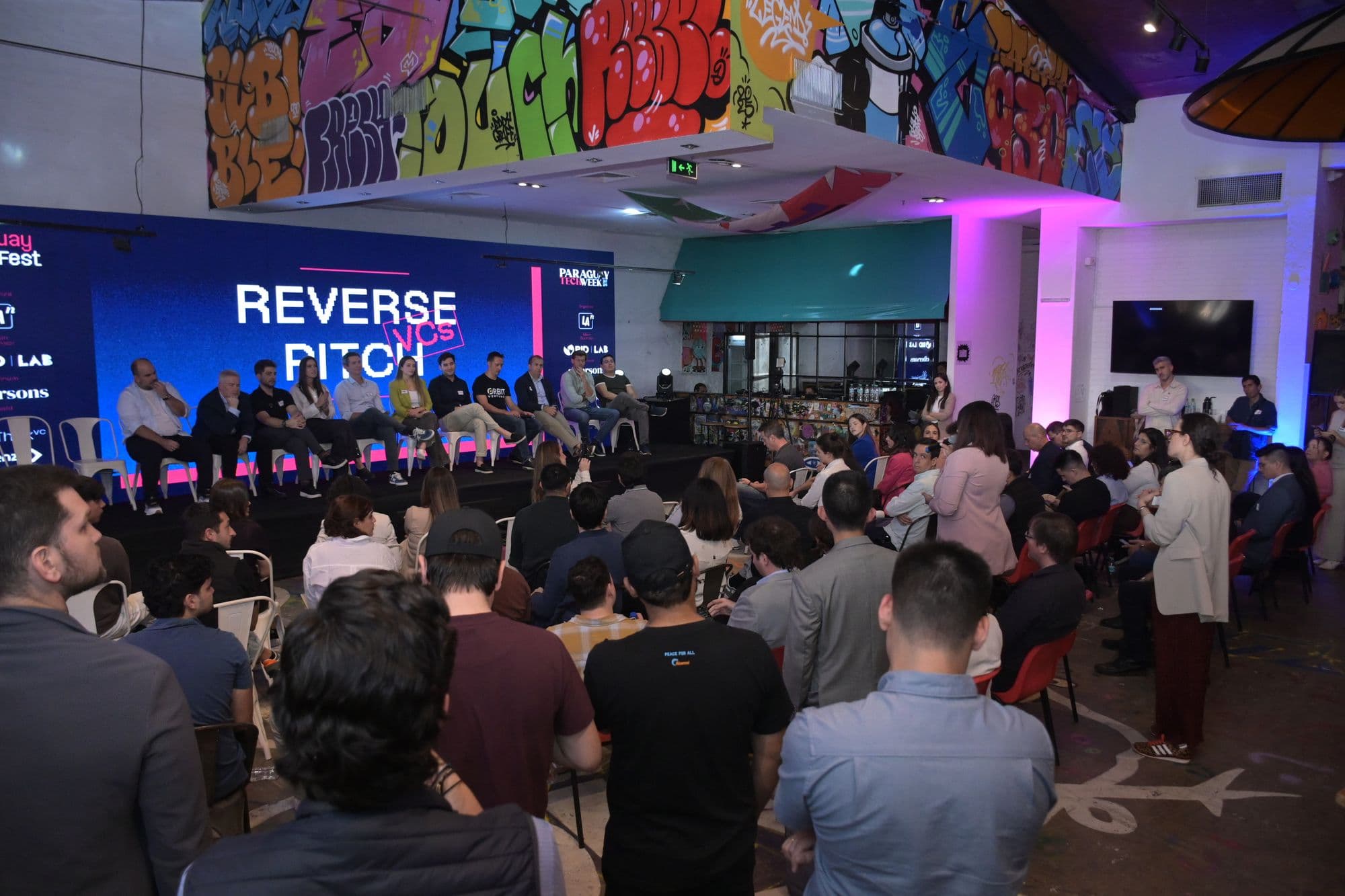 Público del Paraguay Tech Fest frente al escenario del Reverse Pitch, Paraguay Tech Week 2026