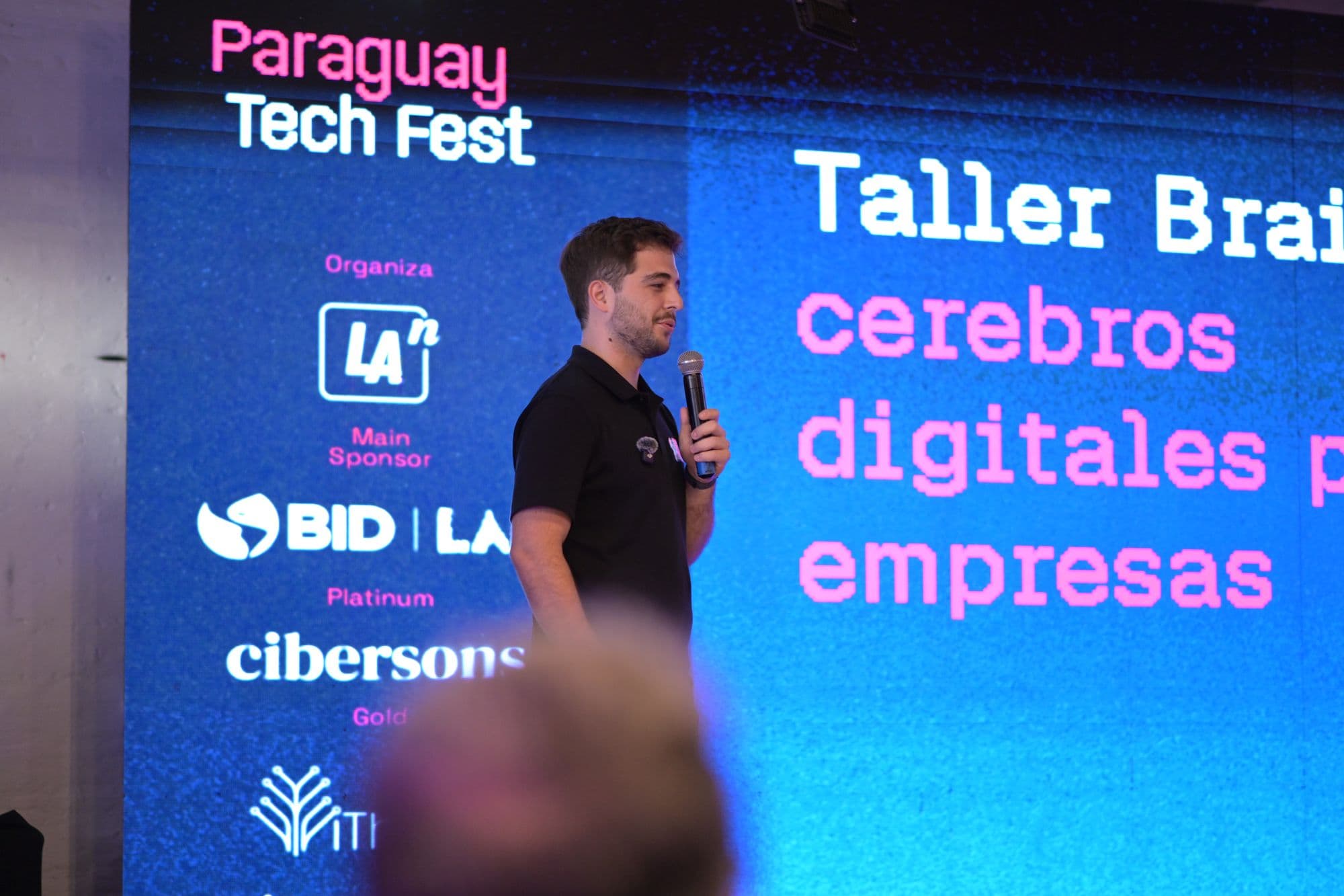 Taller sobre cerebros digitales para empresas en el escenario del Paraguay Tech Fest 2026
